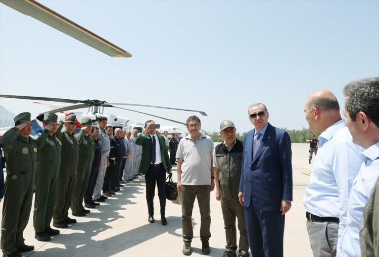 <p>Cumhurbaşkanı Erdoğan, Dalaman Havalimanı'nda İçişleri Bakanı Soylu ve Tarım ve Orman Bakanı Kirişci ile görüştü.</p> 