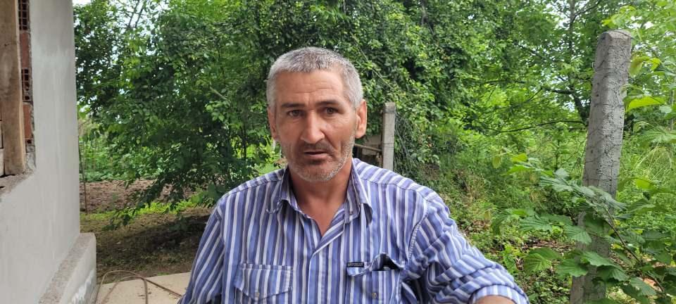 <p><strong>İşe giderken iki ayı ile karşılaştı</strong><br />
<br />
İşe gitmek için sabah saatlerinde evden çıkan ve iki ayı ile karşı karşıya gelen Ramazan Aslan da, “İş saatini beklerken acayip bir koku duydum. Pencereyi açtım. Bir baktım yavaş yavaş iki ayının gittiğini gördüm. Arada birde homurtularını duydum. Arkadan dolanıp kapıyı açtım, dışarıya çıkıp baktığımda az daha ileriye doğru gittiklerini gördüm. Burada ne oluyor diye bağırdığımda geriye dönüp ayı iki ayağının üzerine doğru kalktı. Beni gördü, beni gördüğü an direk olarak kaçmaya başladı. Allah kimseye yaşatmasın, orada herhangi bir insan olsaydı saldırabilirdi. Sabah erken saat olduğu için kimse yoktu, ben de gerçekten çok korktum” diye konuştu.</p>
