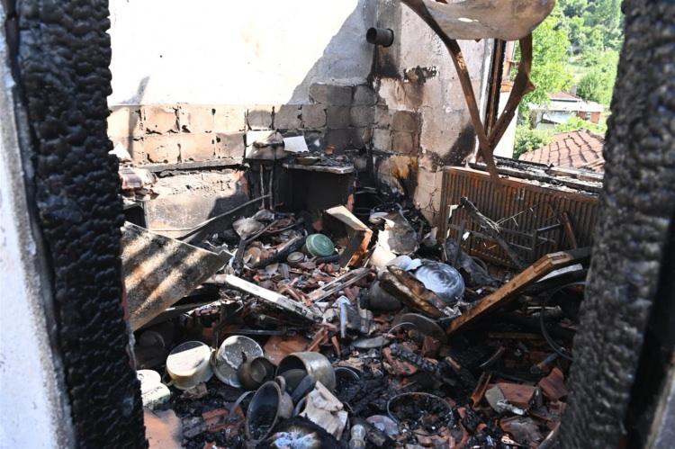 <p>Çıkış nedeni araştırılan yangın, Balıkesir Büyükşehir Belediyesi İtfaiyesi’nin müdahalesi ile çevre evlere sıçramadan söndürüldü.</p>

