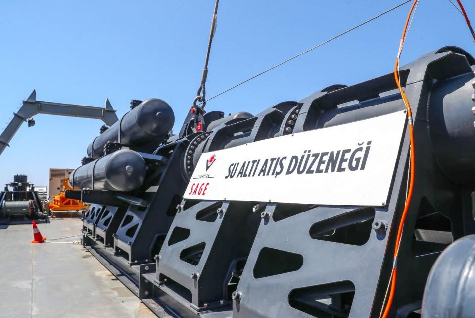 <p><strong>'TÜRKİYE'NİN ÜRETTİĞİ ÜRÜNLER DÜNYANIN HER TARAFINDA KONUŞULUYOR'</strong></p>
<p>Bakan Varank, Savunma sanayi alanında Türkiye'nin son dönemde büyük kabiliyetler kazandığını belirterek, şunları söyledi:</p>
<p>"Bu kabiliyetlerini her alana yaymaya çalışıyor. Mavi Vatan’da gelecekte oluşabilecek bütün risklere karşı vatan savunmasına kararlı bir şekilde devam eden Türkiye’nin özellikle deniz alanında da kendi kabiliyetlerini geliştirmesi, savunma sanayi alanında denizde birtakım kabiliyetleri başarması önemli. İşte bugün ülkemize kazandırdığımız test altyapısıyla bu kabiliyetleri geliştirirken kullanacağımız önemli bir işi başarmış olduk. </p>