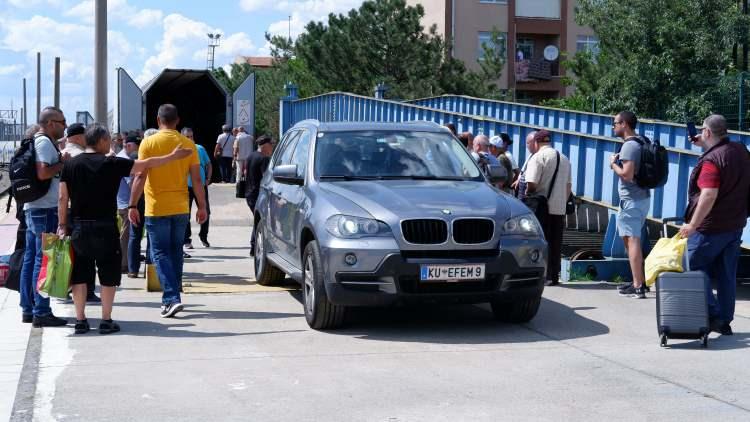 <p> Bilet fiyatlarının kişi başı 164 avrodan başladığı trende, yolcuların seçtiği vagon sistemine ve aracın ölçülerine göre bilet fiyatlarında değişiklik görülüyor.</p>