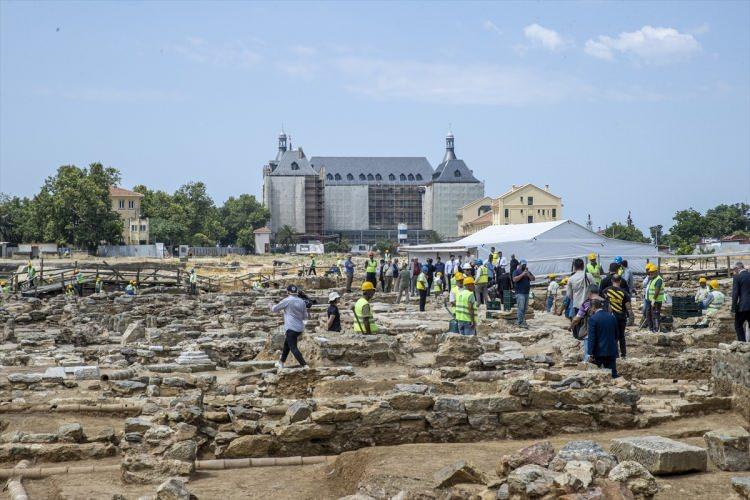 <p>Karaismailoğlu, bu doğrultuda; konusunda yetkin, nitelikli bir ekiple, ilgili kanun ve yönetmelikler doğrultusunda geliştirilecek konsept tasarımı, ilgili kurumlar ile koordinasyon içinde hazırlayacaklarını belirterek, Kültür Varlıklarını Koruma Kurulu'nun onayını alacaklarını söyledi.</p>
