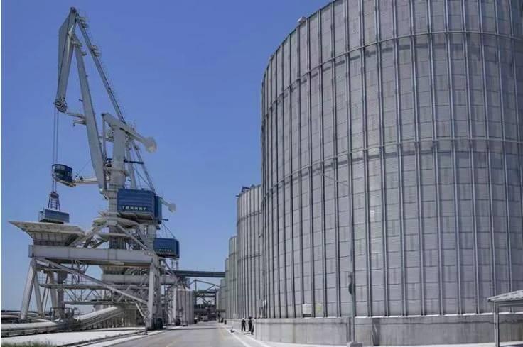 <p>Öte yandan alternatif kara yolları incelenirken, İngiltere, Karadeniz üzerinden kargo gemilerine eskortluk teklif eden Türkiye'ye teknik uzmanlık teklif etti. Ankara da önerilen tahıl konvoylarını görüşmek üzere Rus yetkililerle bir toplantı tarihi belirleyemediğini söyledi.</p>