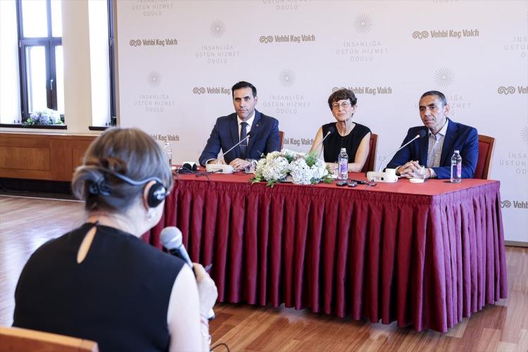 <p>Özsönmez, "Büyük Atatürk tarafından kurulan Türkiye Cumhuriyeti ile birlikte doğan ve attığı her adımda onun 'muasır medeniyet' ülküsüne hizmet etmeye çalışan Vehbi Koç Vakfı olarak, insanlığa üstün hizmet ödülümüzün ilkini sizlere takdim etmek bizim için bir şereftir." ifadelerini kullandı.</p>
