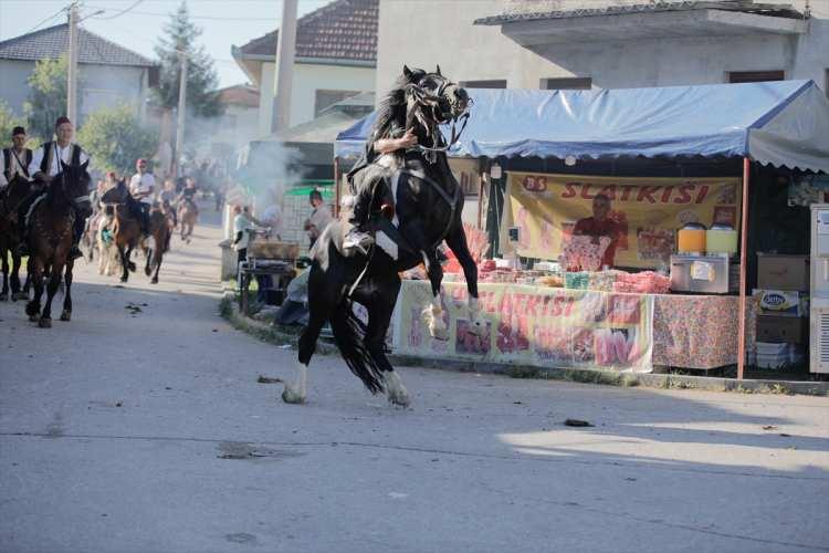 <p>Olayın ardından bölge suya kavuşup kuraklık sona ererken, bu mucizevi hadiseyi duyan bölge halkı da Müslüman oldu.</p>

<p> </p>
