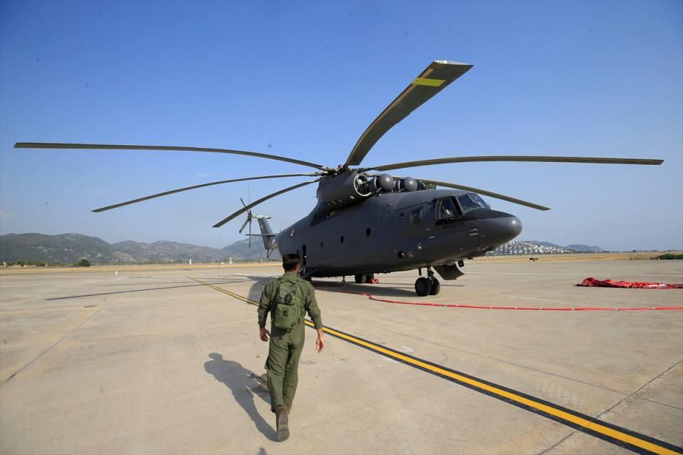 <p>Marmaris'te devam eden orman yangınına müdahale eden ve dünyanın en büyük helikopterleri arasında gösterilen Mi26 tipi helikopterin alevlerle mücadelesi Anadolu Ajansı (AA) ekibince görüntülendi.</p>