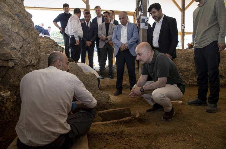 <p>Kazılarda ortaya çıkarılan buluntuların yaygınlığı, tarihi ve kültürel önemi ve alanın önemli demiryolu miras kimliğini göz önüne alarak, arkeolojik buluntulara zarar vermeden ve alanın tarihi kimliğinin korunmasını sağlayacak şekilde hat ve peron yerleşimini revize ettik.</p>
