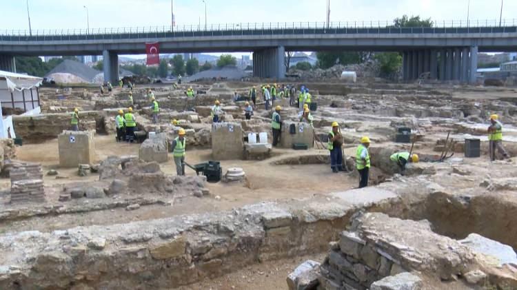 <p>İstanbul'un tarihine ışık tutan Arkeopark, bölgenin tarihi dokusuyla uyum içindeki mimarisi ve alternatif ulaşım olanakları ile gerek İstanbullular gerek yerli ve yabancı turistler için bir çekim noktası haline gelecek" dedi.</p>