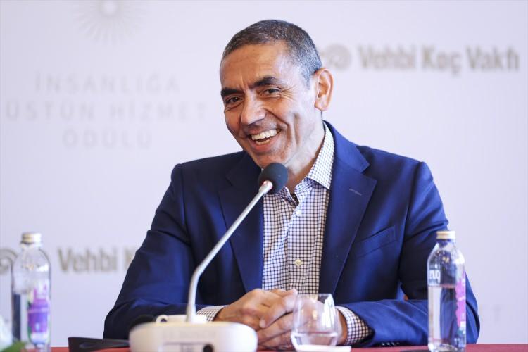 <p>Özsönmez, ödülü kazanan Şahin ve Türeci'nin öncülük ettikleri yenilikçi bilimsel çalışmalar sayesinde hızla geliştirilen aşıyla, Kovid-19 sırasında milyonlarca hayatın kurtarılmasına doğrudan katkı sağladığını belirterek, onların salgına karşı verilen mücadeleye sunduğu katkılardan bahsetti.</p>
