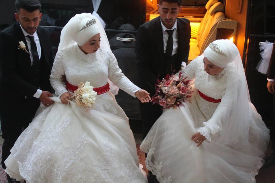 <p>Hopa'da yaşayan tek yumurta ikizleri Elif ve Elvan Muti, 3 yıl önce kuzen olan elektrik ustası Emrah Şahin ve inşaat ustası İhsan İlden ile tanıştı. </p>

<p> </p>
