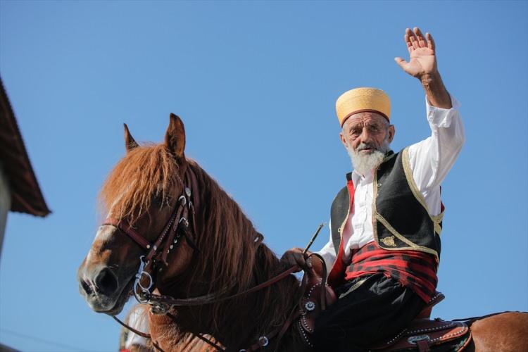 <p>Bosna Hersek İslam Birliği Başkanı Husein Kavazovic, burada yaptığı konuşmada, ülkede 1992-1995'te yaşanan savaşta Boşnak halkının yok edilmek istendiğini anımsatarak "Kendimize inanmalı ve mücadele etmeliyiz. Bizim dinimiz, dilimiz, kültürümüz, toprağımız ve devletimiz var." dedi.</p>

<p> </p>
