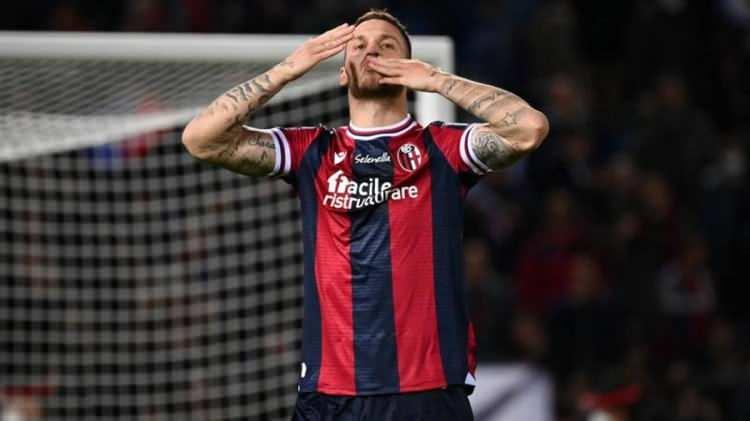 <p><strong>Marko Arnautovic bombası!</strong></p>

<p>Siyah-Beyazlılar, pazartesi günü başlayacak yeni sezon hazırlıklarına golcü transferini yetiştirmek için yoğun mesai harcıyor. Wout Weghorst’u öncelikleri arasından çıkaran Kara Kartal, Bologna’dan Marko Arnautovic’i kadrosuna katmaya yakın. | Fanatik</p>
