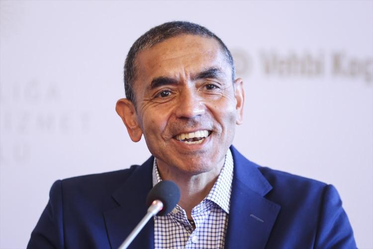 <p>Bugüne kadar pek çok ödül alan Prof. Dr. Türeci ile Prof. Dr. Şahin'in Yunanistan'da "İmparatoriçe Theophano" ödülüne layık görüldüklerini anımsatan Özsönmez, ikilinin bu ülkeye gittiğinde Selanik'te Gazi Mustafa Kemal Atatürk'ün doğduğu evi ziyaret ettiklerini ve oradaki anı defterine yazdıkları notları hatırlattı.</p>