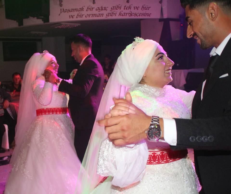 <p>Hopa'da düğün salonundaki düğünle çiftler, davetlilerin huzurunda dünyaevine girdi.</p>