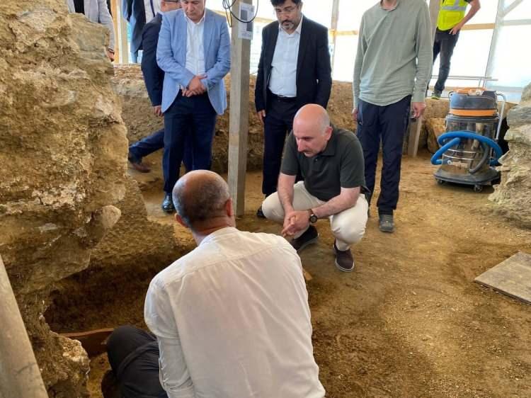 <p>Bu noktada, hem Haydarpaşa Garı'nda yürüttüğümüz restorasyon çalışmalarını hem de gar sahasında gün yüzüne çıkan tarihi değerleri dünyada bir ilk olacak. Haydarpaşa'yı Arkeopark ve Gar Kompleksi tasarım konseptiyle paylaşacak olmamızı hem İstanbul hem de Türkiye için çok önemli bir kazanım olarak görüyoruz.</p>