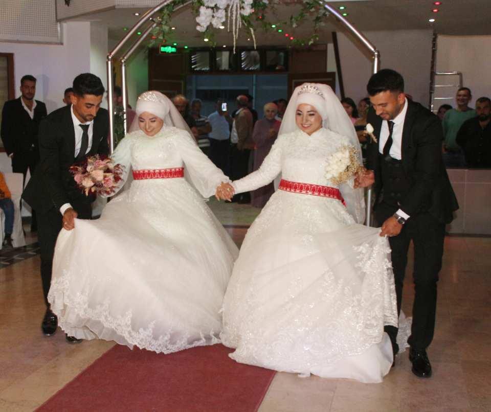<p>Elif Muti elektrik ustası Emrah Şahin (29) ile Elvan Muti ise inşaat ustası İhsan İlden (26) ile hayatını birleştirdi. Elif Muti, "En mutlu günümü ikizimle paylaştım" derken, Elvan Muti ise "'Evlendiğimiz zaman sen nerede, ben nerede olacağım' diye düşünüyorduk. Şimdi hep beraber olacağız" dedi.</p>