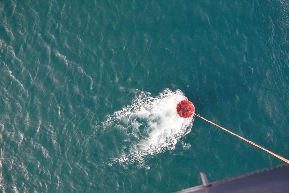 <p>Helikopterin su kapasitesinin 10 ton olduğunu aktaran Örsel, "Yangında bu helikopter göz bebeğimiz. Su kapasitesi açısından en büyük helikopterler arasında yer alıyor. Yangınla mücadelede etkin bir rol oynadı. </p>

<p> </p>
