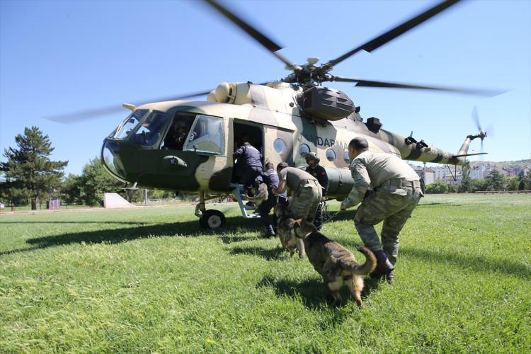 <p>Helikoptere binme ve inme, helikopter ile tahliye konularında deneyim kazandırılan "hassas burunlar" ve görev arkadaşları Nevşehir semalarında eğitim görüyor.</p>