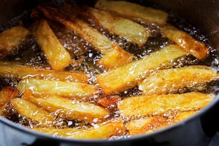 <p><strong>KIZARTILMIŞ PATATES</strong></p>
<p><strong>Trans yağlar yüksek oranda doymamış yağ barındırdıklarından vücut içind ekötü kolesterol oranını artırır. Damarları tıkayarak vücut içi iletişimi keser. Kalbin yanı sıra beyin oldukça büyük bir hasar alır. </strong></p>