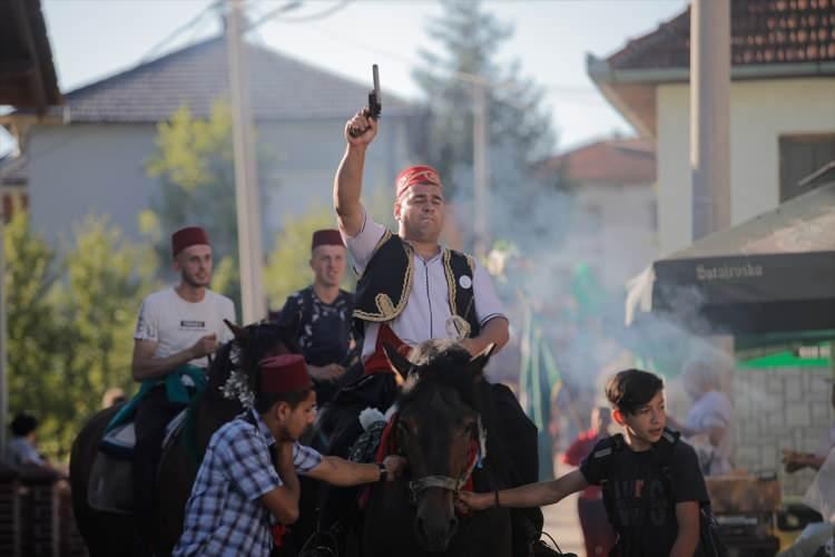 <p>Programa ayrıca Türkiye'nin Saraybosna Büyükelçisi Sadık Babür Girgin ve Şehzadeler, Karatay ve Selçuklu belediyeleri ile Türk kurum ve kuruluşlarının temsilcileri katıldı.</p>

<p> </p>
