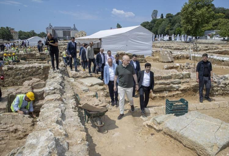 <p>Yine, İstanbul Arkeoloji Müzesi tarafından peron araları ve çevresinde yapılan kazılarda Osmanlı, Roma, erken ve geç Bizans dönemi yapı temellerine rastlandı. Hiç şüphesiz İstanbul, kültür turizmi, inanç turizmi, gastronomi, sağlık, spor ve kongre turizmi açısından her çeşit turistin ilgisini çekebilecek, turizme dair her alanda sözü olan, emsali bulunmayan bir şehir.</p>