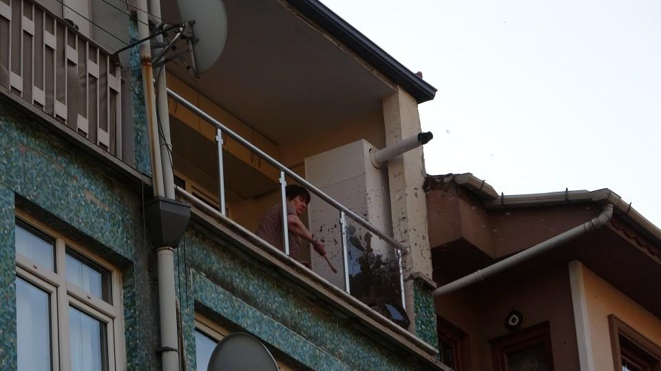<p>Nebahat N. balkondan bağırarak 'Bülent buraya gelsin, yoksa bıçakla bileklerimi keserim' diyerek kuzeni olan Bülent N.'nin gelmesini istedi. </p>