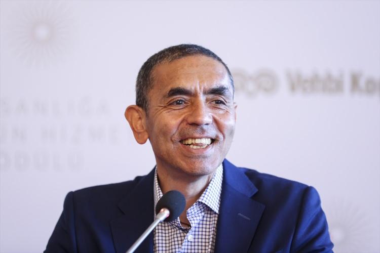 <div>Prof. Dr. Özlem Türeci, sağlık çalışanlarının salgın sürecindeki fedakarlıklarına ilişkin bir yorum üzerine, "Zorlu dönemlerden geçtik, geçiyoruz. Bütün doktorlar pandemi ile mücadelede en ön cephedeydi. Biz onlarla gurur duyuyoruz. Türkiye'deki sağlık çalışanlarının yaptıklarıyla gurur duyuyoruz. Yurttaşların onlara güvenmesi gerekiyor." diye konuştu.</div>
<div> </div>