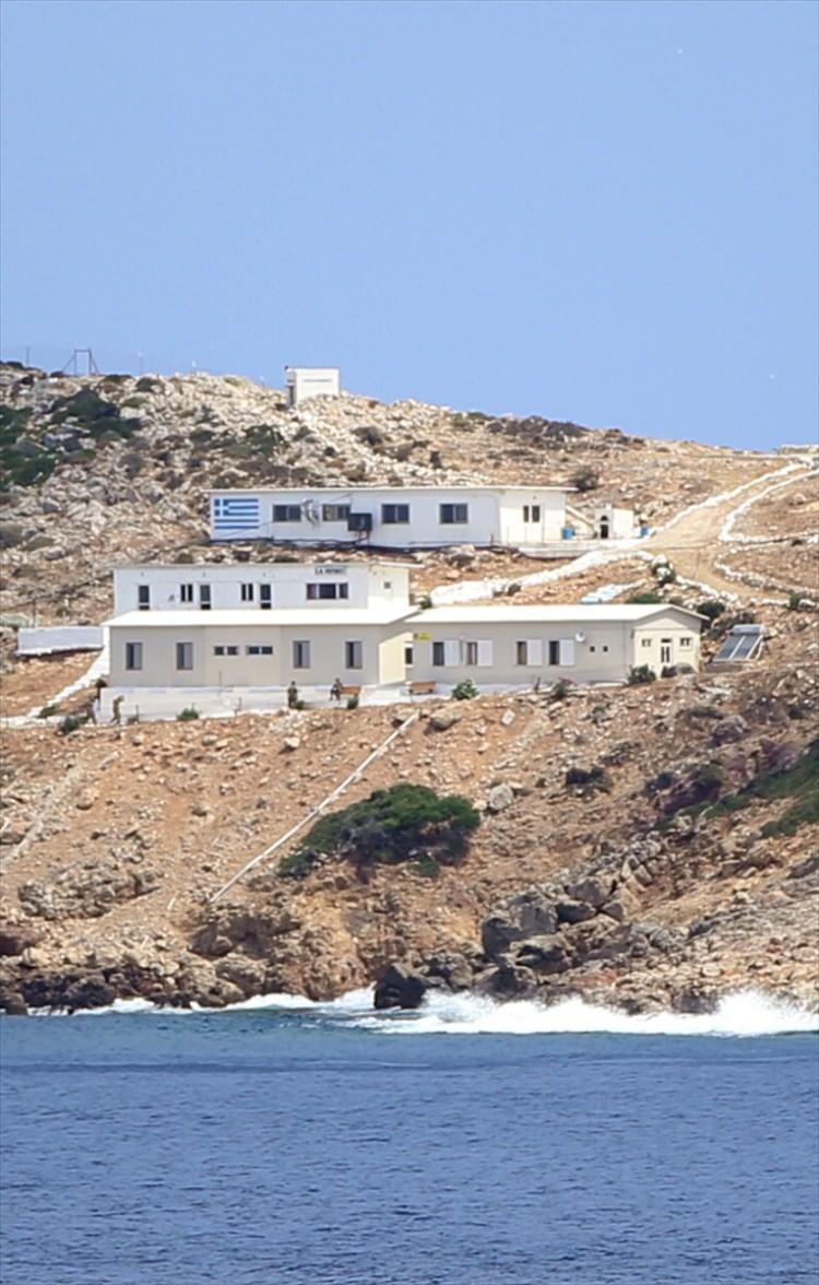 <p>Egemenlik hakkının askerle birlikte sahada vücut bulması... Böyle olunca 'Burada her türlü çatışmaya hazırım' demek istiyor. Kardak hadisesinde olduğu gibi buraya gelirseniz silahı, mühimmatı ve haberleşme sistemleri, 20'ye yakın askeri var. </p>
