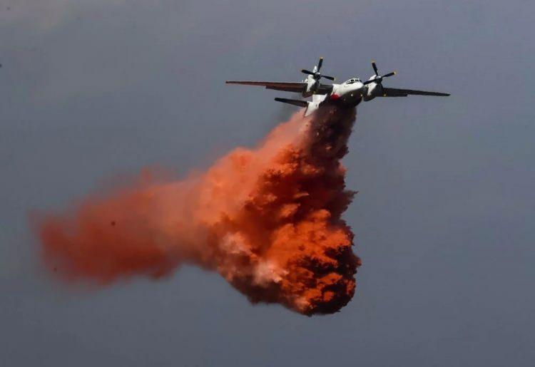 <p>Yangın sırasında uçaklardan alevlerin üzerine bırakılan 'kırmızı su' dikkat çekti. İşte uçaklardan atılan sudaki kırmızı rengin nedeni...</p>
