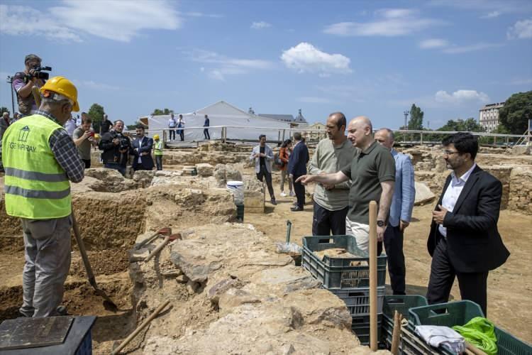 <p>Alanın tarihi ve kültürel miras kimliğinin korunması, ortaya çıkarılan arkeolojik kalıntılar ile Demiryolu Mirası olan mevcut tarihi binaların konservasyonu, restorasyonu ve bunların kamuya sergilenmesini içeren bir Arkeopark Konsepti ve Çevre Düzenleme Projesi'nin geliştirilmesini kararlaştırdık." diye konuştu.</p>