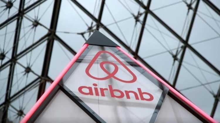 <p>Dünyanın en büyük oda ve ev kiralama servisi Airbnb, e tuhaf evler inşa edilmesi için 100 kişiye 100 bin dolara kadar fon sağlayacağını açıkladı. Firma bunun için başvuruların 22 Temmuz'a kadar devam ettiği 'Airbnb OMG!' adlı bir yarışma düzenliyor.</p>
