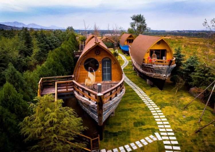 <p>Çin'de bulanan Kayıkhane isimli bu evde ise gecelik konaklama 100 dolar. Şimdiye kadar ne kadar kazandığı açıklanmadı.</p>
