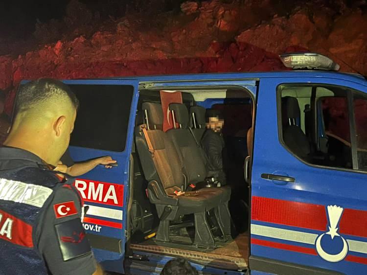 <p>Edinilen bilgiye göre, dün gece saat 00.30 sularında Alanya Orman İşletme Müdürlüğü Çakıllıca Kulesi görevlisi, rutin gözetleme esnasında Asmaca Kepez Sokak mevkiinde ateşi görüp ilk müdahale ekiplerini bölgeye yönlendirdi. </p>