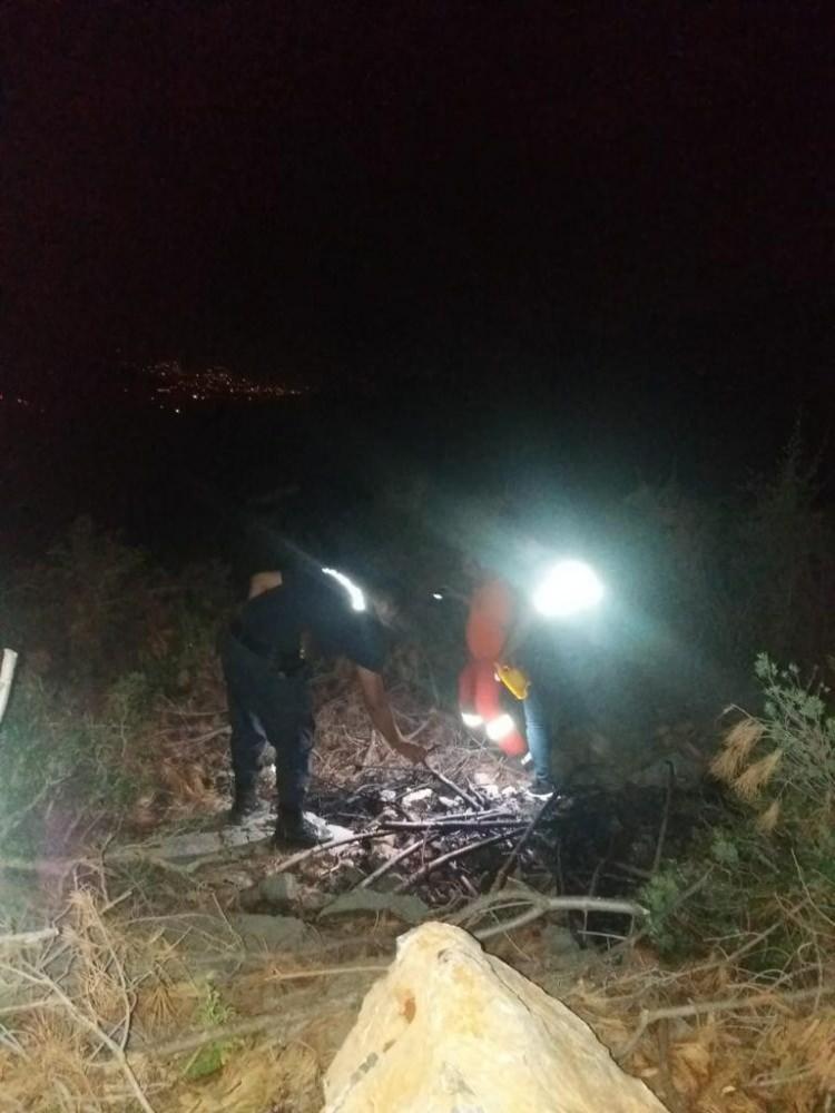 <p>Nöbetçi cumhuriyet savcısının talimatları doğrultusunda jandarma ekipleri Halil Y.'yi suçüstü yakaladı. Jandarma ve olay yeri inceleme ekiplerince şahsın üzerindeki tüfeğe el konulurken, sırt çantasında ateş yakmada kullanılabilecek çok sayıda kibrit, çakmak, çıra, kolonya şişesi ve benzeri malzemeler tespit edildi. </p>