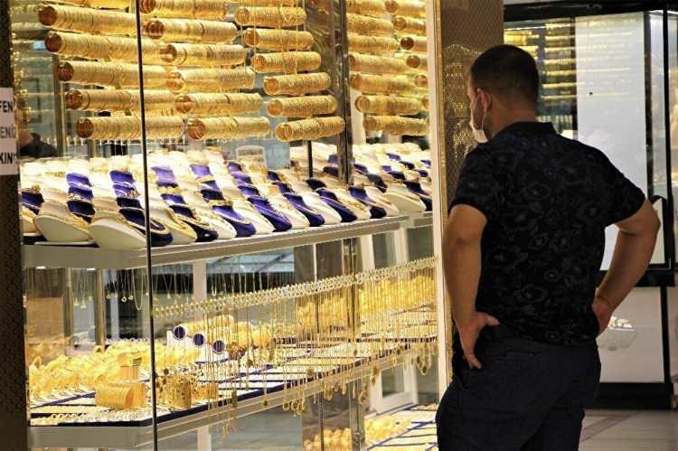 <p><strong>"DERİN DÜŞÜŞLER GÖREBİLİRİZ"</strong></p>
<p>IKON Menkul tarafından yapılan açıklamada ise şöyle denildi:</p>
<p>"Ons Altın düşen fiyat kanalı içinde kalmaya devam ediyor ve kanalın üst bandına yaklaştıkça buradan geri çekiliyor. </p>