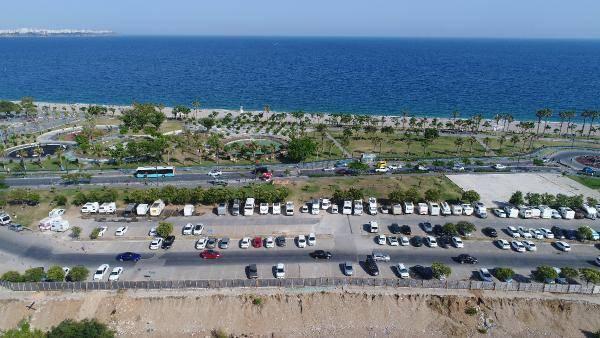 <p>Antalya Büyükşehir Belediyesi, Konyaaltı sahil şeridindeki cadde ve sokaklarda karavanların oluşturduğu yoğun trafikle ilgili şikayetlerin artması üzerine Arapsuyu Mahallesi'nde yeni karavan parkı oluşturulması, cadde ve sokaklara karavan parkının yasaklanması için harekete geçti.</p>
