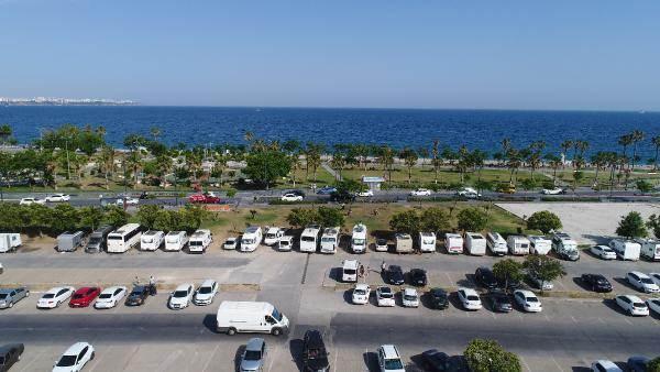 <p>Pandemi döneminde izole tatil yöntemlerinden biri olarak ciddi artış gösteren karavan tatiliyle ilgili 11 kilometrelik Konyaaltı sahiline yakın birçok cadde ve sokak, park ettikleri alanda aylarca kalan karavancılar tarafından işgal edildi. </p>