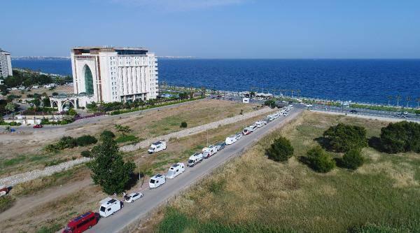 <p>Sahile yakın cadde ve sokakların neredeyse tamamında karavan parkları görmek mümkün hale geldi. Her türlü karavan tipinin yanı sıra bazı kişilerin otobüs ve minibüsleri de karavan gibi kullandığı görüldü. Bu kişiler, sahile en yakın bulabildikleri sokaklara park ettikleri otobüsler ve minibüslerde yaşıyor.</p>