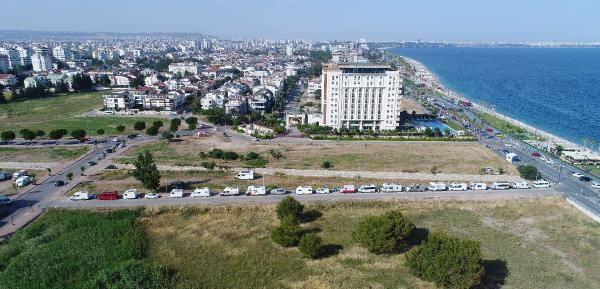 <p><strong>BELEDİYELERE YOĞUN ŞİKAYET</strong></p>
<p>Karavan araçların hem büyük olması hem de birçoğunun sokak veya caddelerde aylarca konaklaması nedeniyle bu bölgelerde yaşayanlar, kendi araçlarını park etme sorunu yaşarken, karavanların sokak ve caddeleri işgal etmesinden rahatsız oluyor. Karavanlarla ilgili hem Büyükşehir Belediyesi hem de Konyaaltı Belediyesi'ne yoğun şikayetler gelmeye başladı.</p>