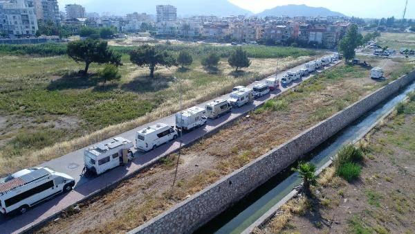 <p>Konyaaltı sahilinin günlük ziyaretçi trafiğini de olumsuz etkileyen sabit karavan parkları nedeniyle Büyükşehir Belediyesi harekete geçti. Emlak ve İstimlak Daire Başkanlığı'nca Büyükşehir Belediye Meclisi'nin haziran ayı meclis gündemine alınması için teklif yazısı gönderildi. Haziran ayı meclis toplantısında, Büyükşehir Belediye Başkanı Muhittin Böcek'in başkanlığında yapılan oylamada, teklifin gündeme alınması oy birliğiyle kabul edildi.</p>