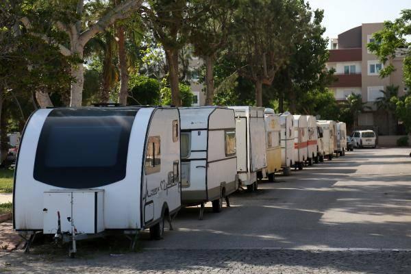 <p><strong>KARAVAN PARKI OLUŞTURULACAK</strong></p>
<p>Haziran gündemine alınan ancak henüz içeriği bu ay içindeki başka meclis toplantısında görüşülecek teklif yazısına göre, sahilde Büyükşehir Belediyesi'nce yeni karavan park alanı oluşturulması planlanıyor. Mülkiyeti Büyükşehir Belediyesi'ne ait Arapsuyu Mahallesi'ndeki 6 bin 329 metrekarelik alanın, 4 bin 114 metrekarelik kısmının karavan parkı olarak kullanılması önerildi.</p>