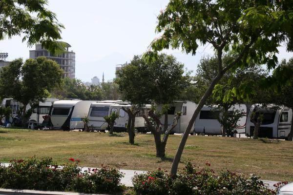<p><strong>PARK DIŞINDA YASAKLANIYOR</strong></p>
<p>Teklif yazısında, Konyaaltı ilçe sınırlarında belirlenen alan dışında karavan araçlarının bekleme ve park etmelerinin yasaklanması da yer alıyor. Belirlenen karavan parkı alanı dışında konumlandığı tespit edilen karavan araçlarını kolluk kuvvetleri söz konusu parsele yönlendirecek. </p>