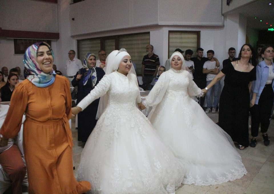 <p>Elvan Muti'nin eşi İhsan İlden ise "İkizler çifte düğün yapma teklifi ile geldiler. </p>

<p> </p>
