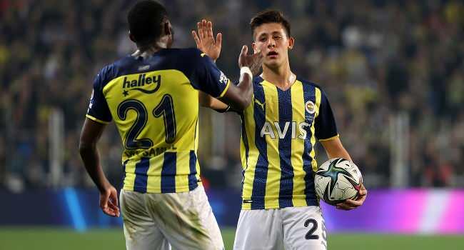 <p>Fenerbahçe'nin ve Türk futbolunun genç yıldızı Arda Güler, iddialı isimlerin olduğu listeye üst sıralardan dahil oldu. </p>
