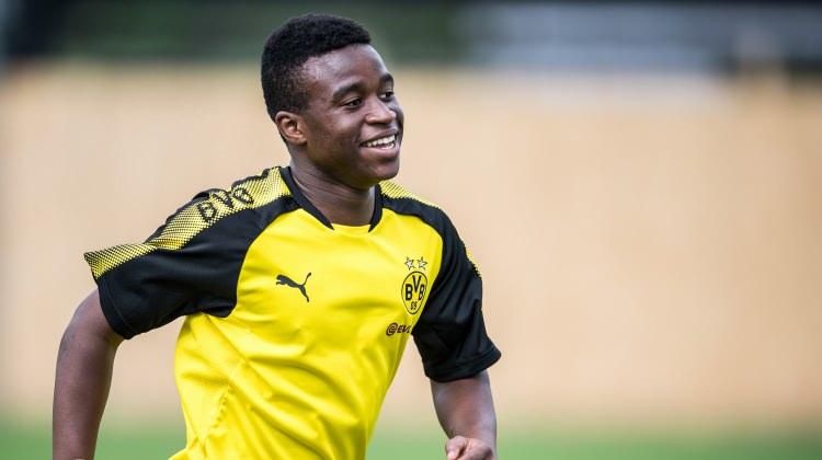 <p>Kamerun pasaportu da bulunan Moukoko, Almanya U21 takımıyla 4 maça çıkıp 6 kez fileleri havalandırdı. Kamerun Futbol Federasyonu Başkanı Samuel Eto'o, Moukoko'nun Kamerun'u seçmesi için mesai harcıyor. Genç oyuncunun mevkisi ise forvet.</p>
