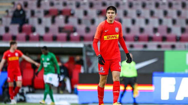 <p>Sertdemir, önlibero; merkez orta saha ve on numara pozisyonlarında oynayabiliyor. Oyuncunun transferi için Leverkusen, FCN'ye 2,5 milyon Euro ödeme yaptı.</p>