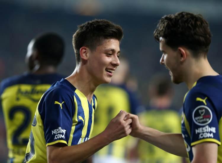 <p>Fenerbahçe'nin 2005 doğumlu orta sahası Arda Güler, 6 milyon Euro değerindeki piyasasıyla listeye dördüncü sıradan dahil oldu. </p>