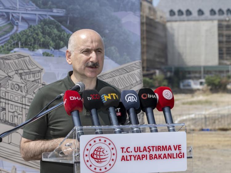 <p><strong>"TÜRKİYE VE DÜNYADA BİR İLK OLACAK"</strong></p>

<p>Ulaştırma ve Altyapı Bakanlığı olarak, çalışmalarını alanın güncel kazı saha verilerine göre yeniden ele aldıklarını vurgulayan Karaismailoğlu, "Hat ve peron planını revize ettik. Yeni yapılacak Bakım Atölye Binası yapımını iptal ettik. Tren parklanma hatlarını alandan kaldırdık ve silolar bölgesinde sayı ve uzunluk ihtiyacına göre optimize edilmiş gare hatları oluşturulmasını kararlaştırdık.</p>
