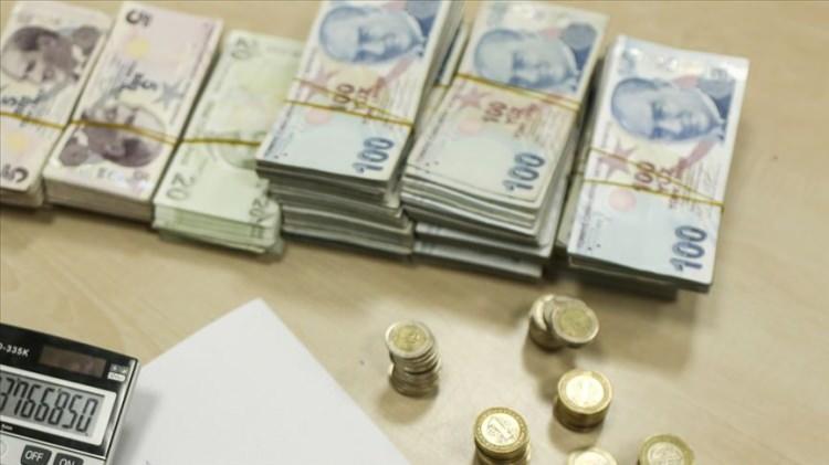 <p>Hazine ve Maliye Bakanı Nureddin Nebati, temmuzda memur maaşlarında yapılacak artışın haziran enflasyon rakamlarının açıklanmasıyla kesinleşeceğini, artışın yaklaşık yüzde 40 oranında olacağını öngördüklerini belirterek, "Bu kapsamda, 2022'de memurlarımızın aylıklarında yapılacak kümülatif artış yaklaşık yüzde 83'e ulaşacaktır." dedi.</p>