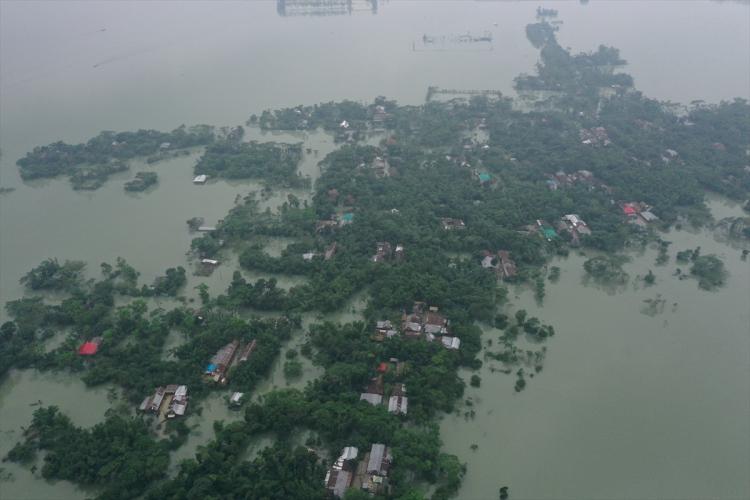 <p>Bangladeş'te şiddetli yağışların neden olduğu selde hayatını kaybedenlerin sayısı 27'ye yükseldi.</p>
